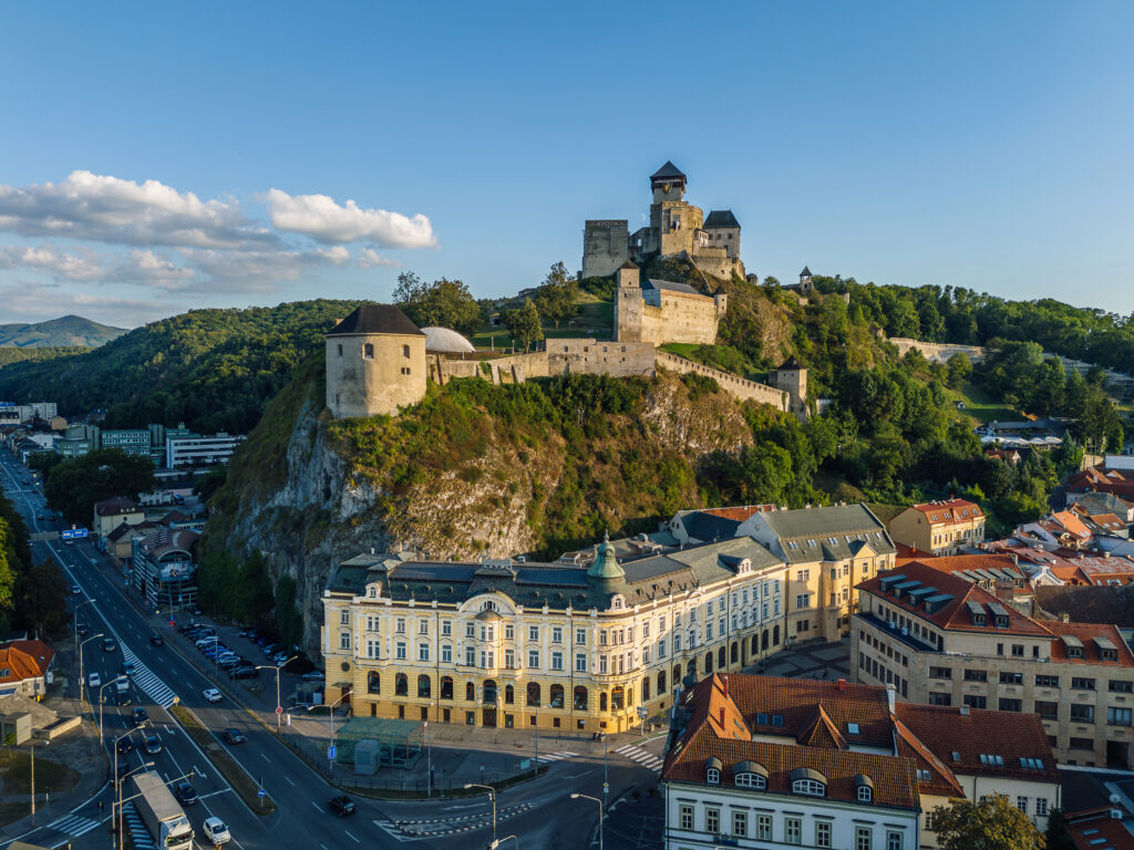 Pohľad na historický hotel Elizabeth a Trenčiansky hrad v Trenčíne